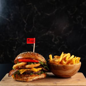 Master ring burger s cibulovými kroužky, čedarem,“slaninou” z lilku, rukolou a rajčaty