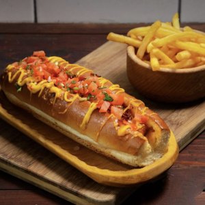 Cheese-salsa hot dog zapečený s čedarem, sýrovou omáčkou, rajčatovou salsou
a restovanou slaninou