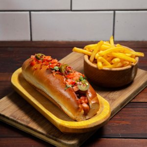 Spicy hot dog s jalapeño, chipotle majonézou a rajčatovou salsou