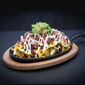!TOP OF THE TOP! Nachos s trhaným hovězím masem, čedarem, goudou, slaninou/
bez slaniny, fazolemi, jalapeño, sýrovou omáčkou, zakysanou smetanou, rajčatová salsa
a guacamole