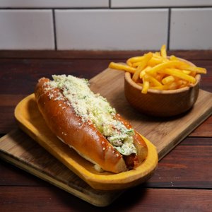 Caesar hot dog s Caesar salátem, restovanou slaninou, bylinkovými krutony, parmezánem a rajčaty