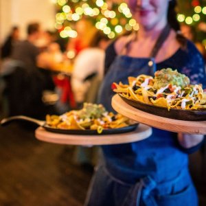 Nachos zapečené s čedarem, goudou, fazolemi, jalapeño, sýrovou omáčkou, zakysanou smetanou, rajčatová salsa a guacamole (vegetarián)