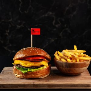 Cheese burger s extra porcí čedaru, sýrovou omáčkou, “slaninou” z lilku, římským salátem a rajčaty