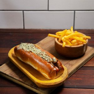 Sweet’n’salty hot dog s omáčkou s vlašskými ořechy a javorovým sirupem, cibulovým
chutney a modrým sýrem