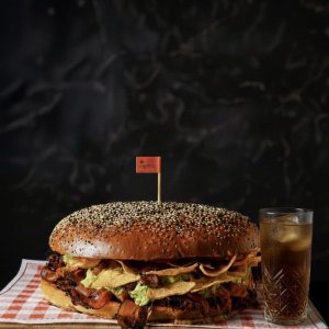TOP! Mexický burger s guacamole, rajčatovou salsou, slaninou, čedarem, nachos, fazolemi, chipotle omáčkou, rajče, lolo rosso, s hranolky sure crisp
