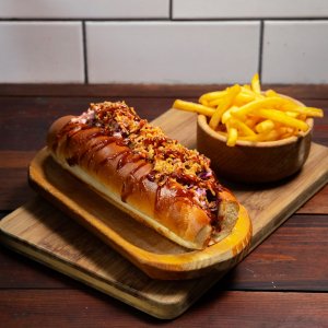 Barbecue hot dog s dvoubarevným coleslawem, bbq omáčkou a smaženou cibulkou