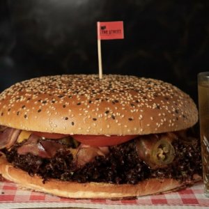 Chilli burger s jalapeño, čedarem, slaninou, chilli majonézou, rajče, lolo rosso, s hranolky sure crisp