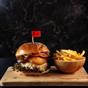 TOP! Burger s modrým sýrem, grilovanou hruškou, cibulovým chutney, omáčkou
s vlašskými ořechy a javorovým sirupem, “slaninou” z lilku, salátem lolo rosso a rajčaty